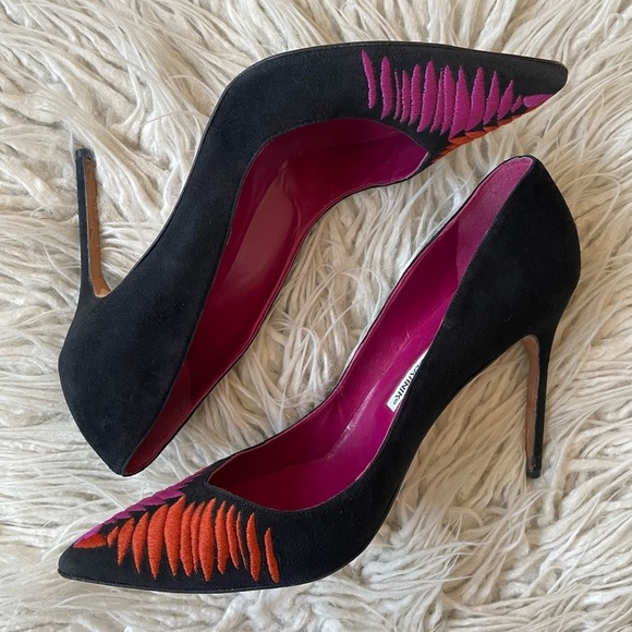 Manolo Blahnik Black Suede Multicolor Embroidered Accent Pointed Toe Pump EUC 41 - Picture 2 of 9